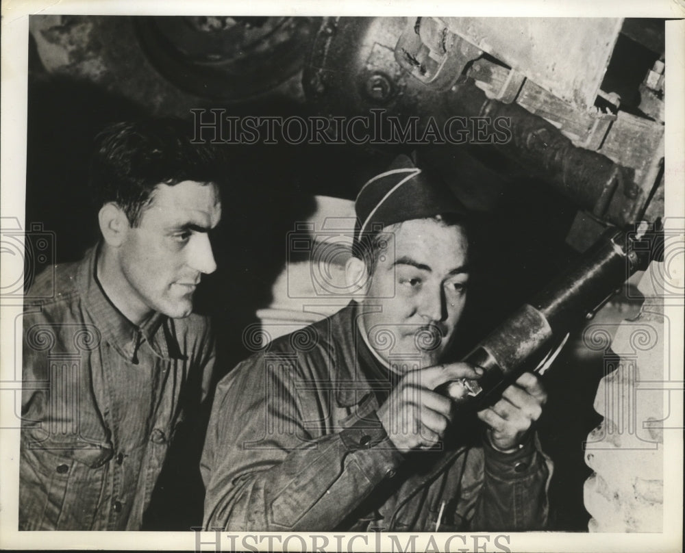 1943 Press Photo Hollis V. York trains in soldier in handling the grease gun