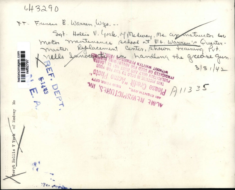 1943 Press Photo Hollis V. York trains in soldier in handling the grease gun