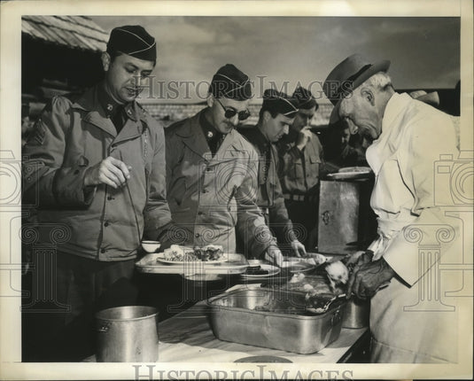 1942 Press Photo Robert Young joins the chow lines and loads up his plate- Historic Images