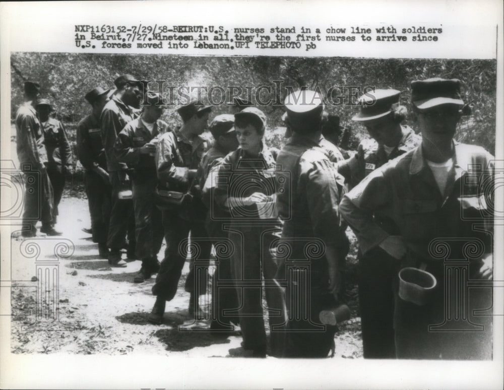1958 Press Photo U.S. nurses stand in chow line with soldiers in Beirut- Historic Images
