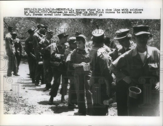 1958 Press Photo U.S. nurses stand in chow line with soldiers in Beirut- Historic Images