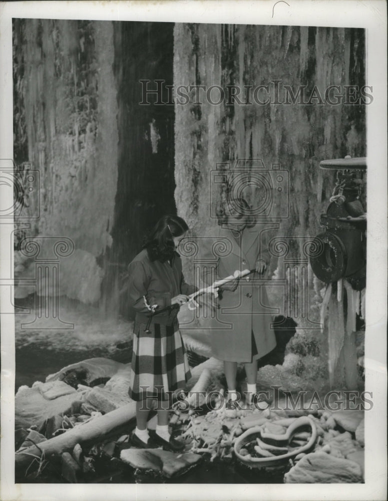 1948 Press Photo Betty Rae Olds, Mrs. James Holiday at Lake Phoebe waterfall- Historic Images