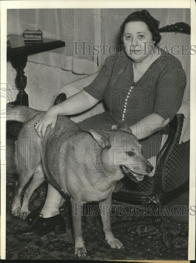 Load image into Gallery viewer, 1940 Press Photo Etta Belfus &amp; Dog Muffy After Winning Alimony, Chicago
