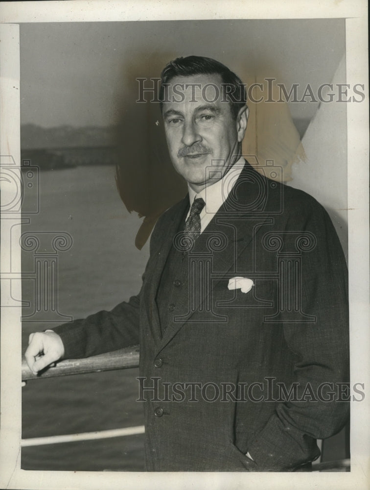 1939 Press Photo Winthrop W. Aldrich Arriving in New York on SS Mauretania- Historic Images