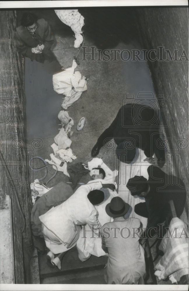 1958 Press Photo Ambulance Attendant Treats Frank Novak Who Fell From 4th Floor