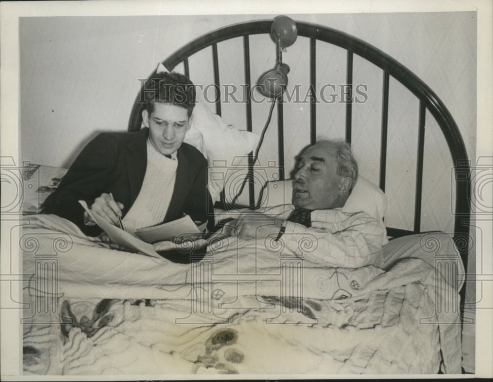 1940 Press Photo F.J. Arnold Showing Reporter Bed Tent Foot Elevation Invention