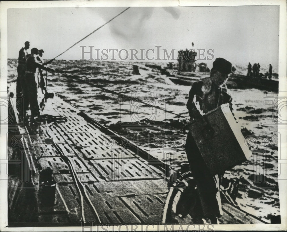 1943 Press Photo Supply sub pulling up alongside sister ship- Historic Images