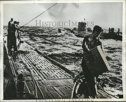 1943 Press Photo Supply sub pulling up alongside sister ship- Historic Images
