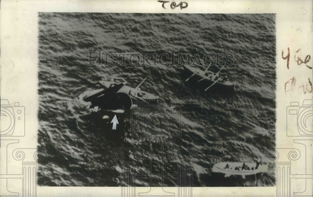 1939 Press Photo Two boat with escaped victim from sinking ship- Historic Images