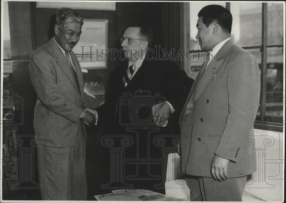 1950 Press Photo Taylor Spink Meets Officials of MAINICHI Tokyo Newspaper