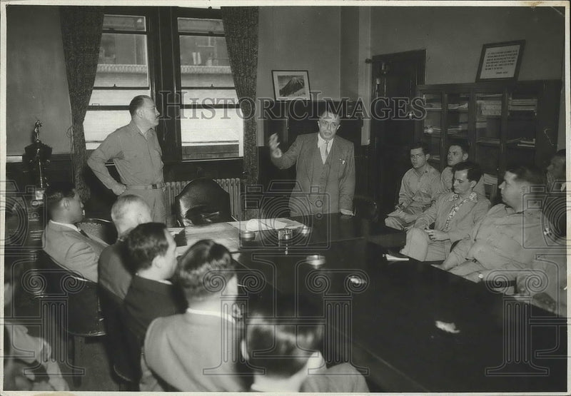 Load image into Gallery viewer, 1950 Press Photo Taylor Spink In Tokyo with Gen William Marfvot - nef63481

