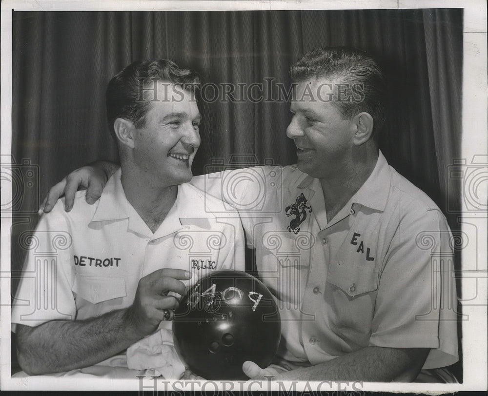 1957 Press Photo Ed Lubanski Shown with Bob Kwolek After They Completed 30 Games