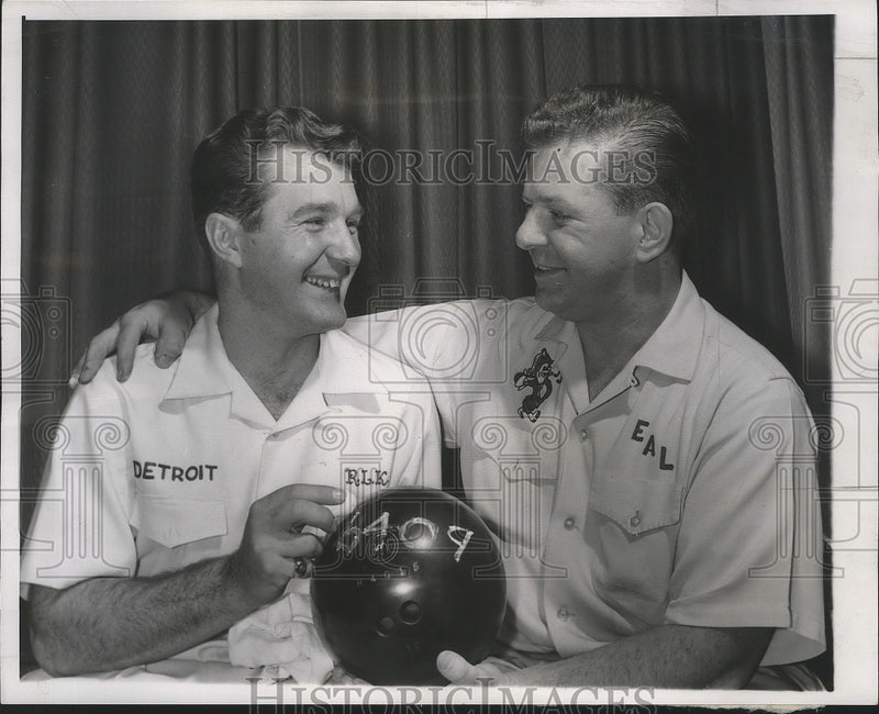 Load image into Gallery viewer, 1957 Press Photo Ed Lubanski Shown with Bob Kwolek After They Completed 30 Games
