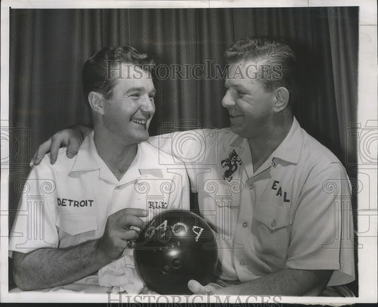 1957 Press Photo Ed Lubanski Shown with Bob Kwolek After They Completed 30 Games