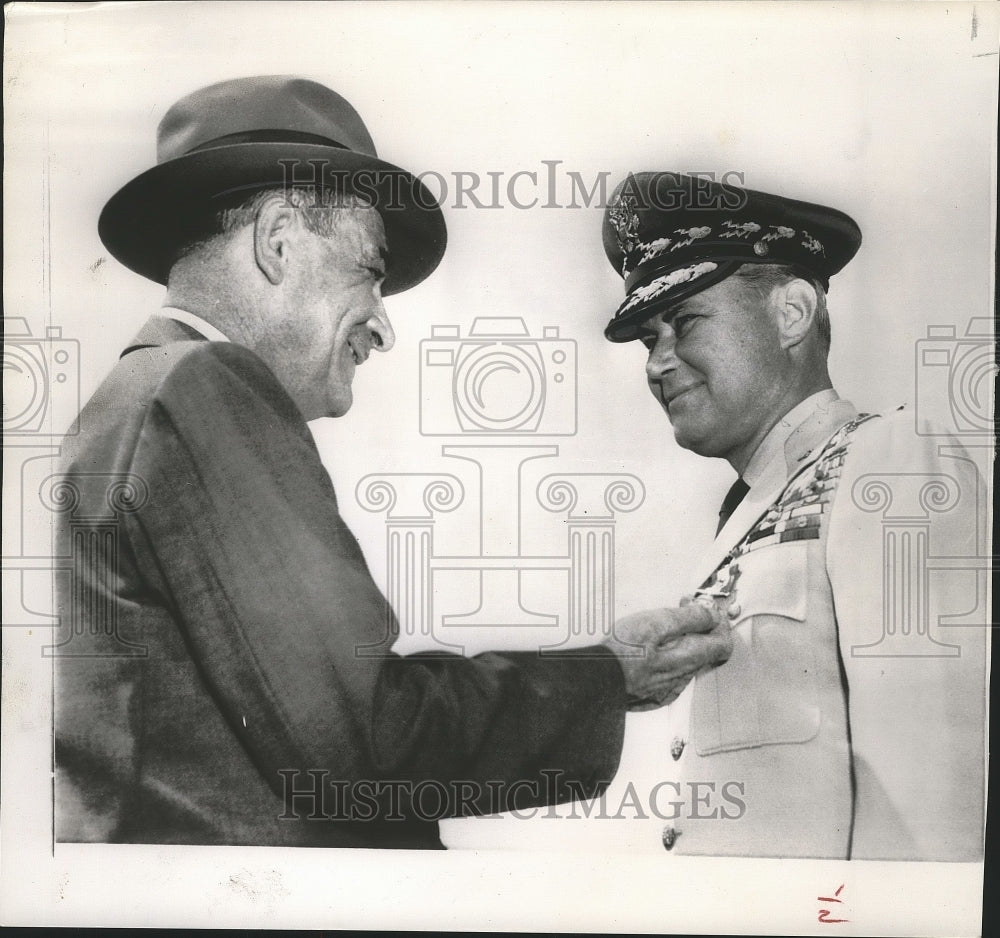 1953 Press Photo Talbott goves Vandenberg the Distinguished Service Medal- Historic Images