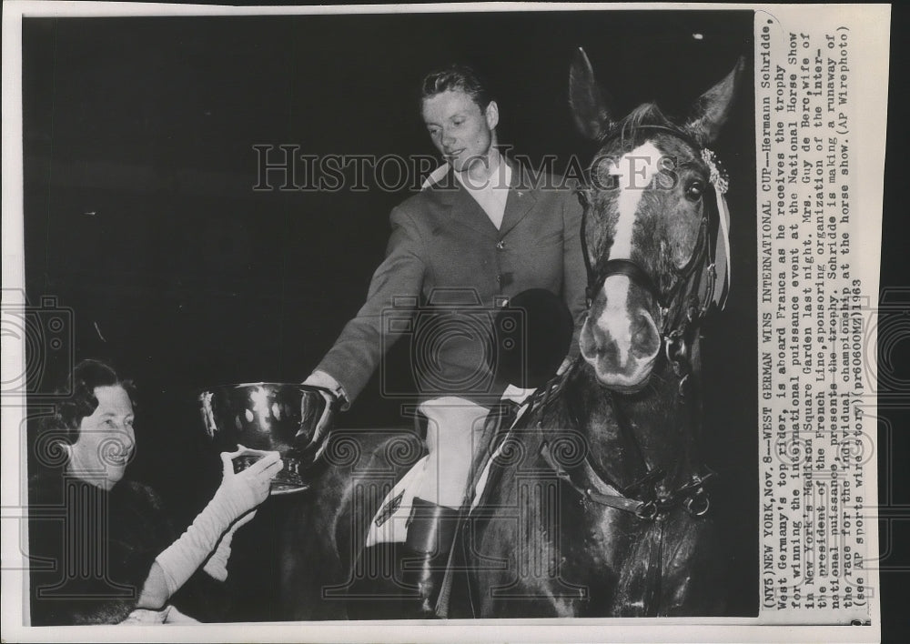 1963 Press Photo Hermann Schridde aboard Franco as receives trophy - nef63554