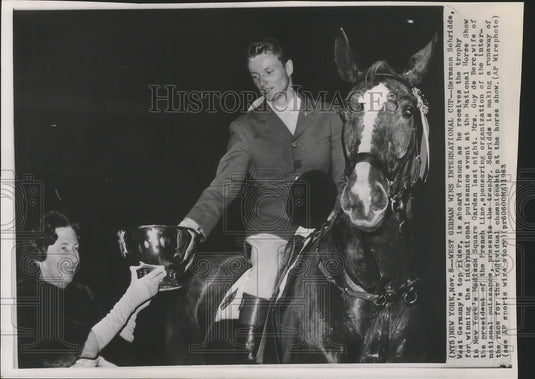 1963 Press Photo Hermann Schridde aboard Franco as receives trophy - nef63554