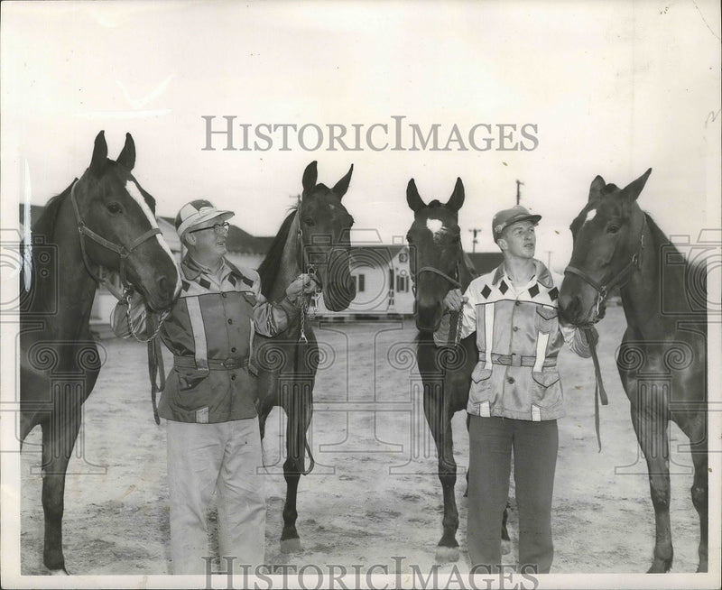 Load image into Gallery viewer, 1961 Press Photo Horses And Handlers At The Rockingham Park - nef63565
