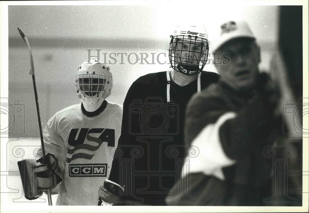  Press Photo Jeff Kealty listens to Coach Parker- Historic Images