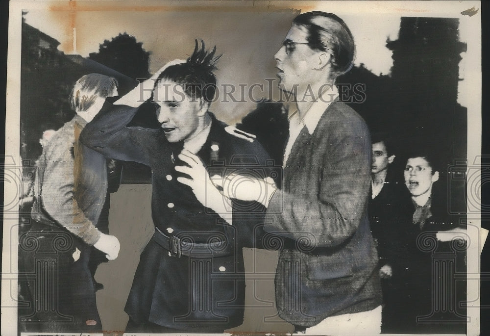 1949 Press Photo Berlin Railroad worker leads beaten and dazed policeman- Historic Images