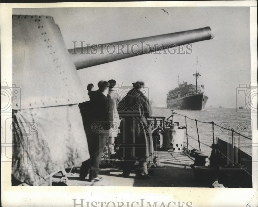 1941 Press Photo Destroyer Guards Liner Ships, England - nef63699- Historic Images