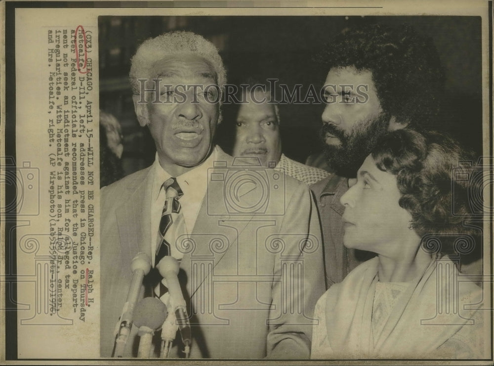 1976 Press Photo Ralph Metcalfe Talks to Press after Exoneration, Chicago- Historic Images
