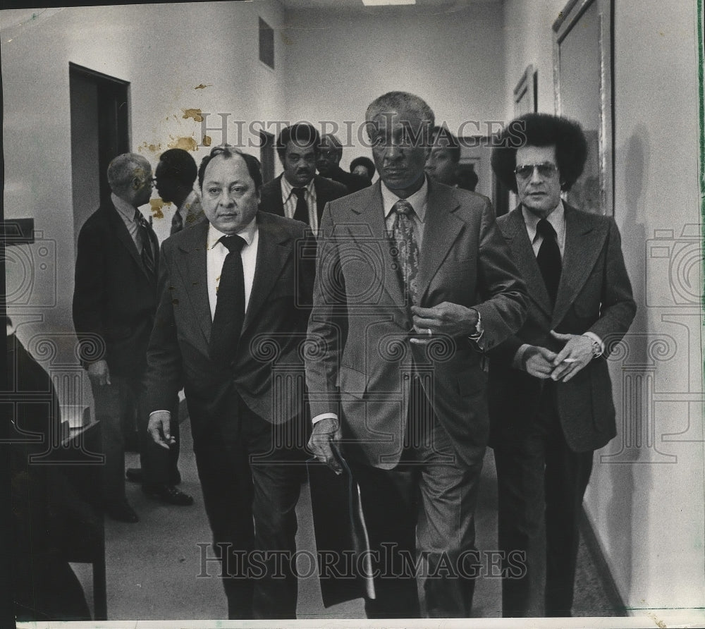 1973 Press Photo Ralph H. Metcalfe leaving police form session with mayor