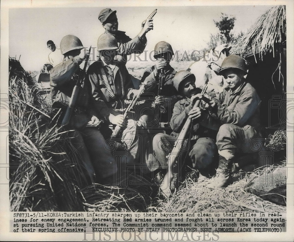 1951 Press Photo Turks Infantry Sharpen Up Bayonets in Readiness for Enemies