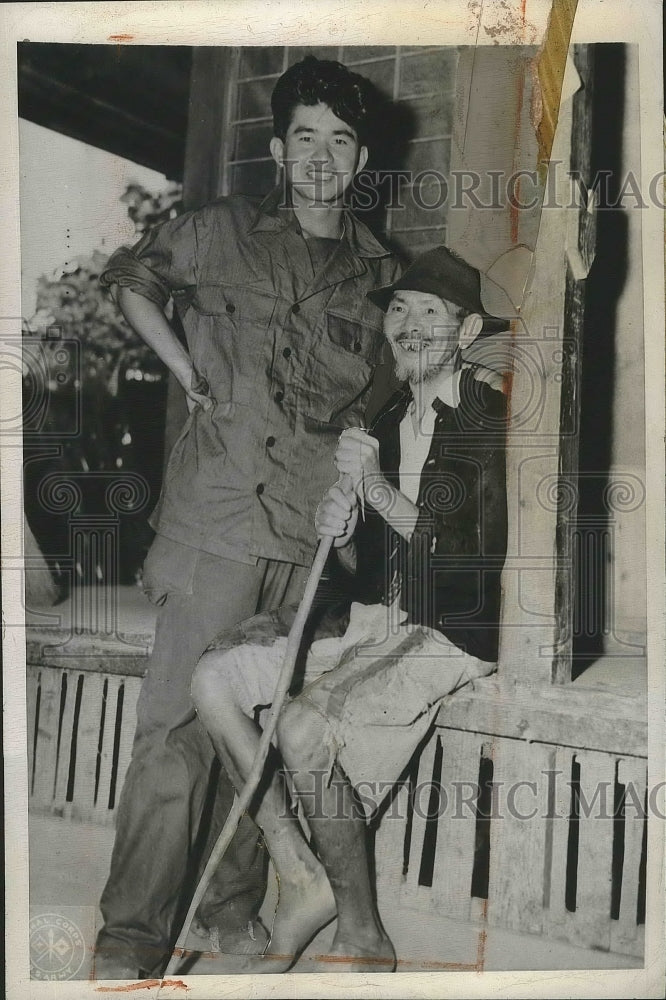 Load image into Gallery viewer, 1945 Press Photo Seiyo Higachi With His Father on Okihawa - nef63952
