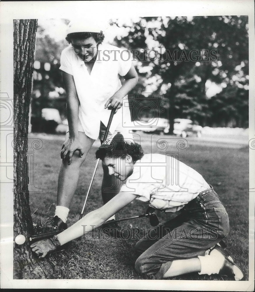 1950 Press Photo Nancy Reed Shows Joyce Ziske How Her Ball Stuck in Tree Bark