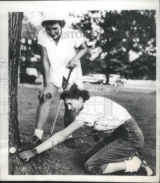 1950 Press Photo Nancy Reed Shows Joyce Ziske How Her Ball Stuck in Tree Bark