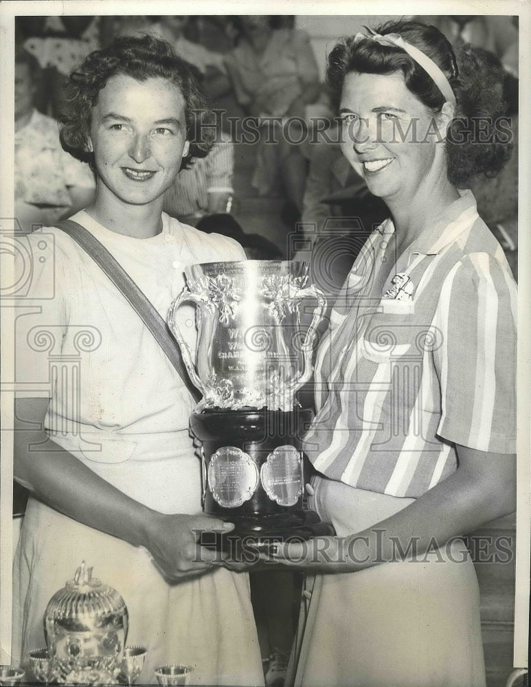 1941 Press Photo Mary Agnes Wall & Mrs Russell Mann Hold Trophy One Will Win