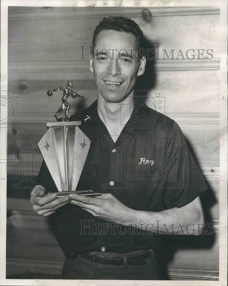 Load image into Gallery viewer, 1962 Press Photo Ray Cattoni of Castaways Bowling with Trophy - nef64052
