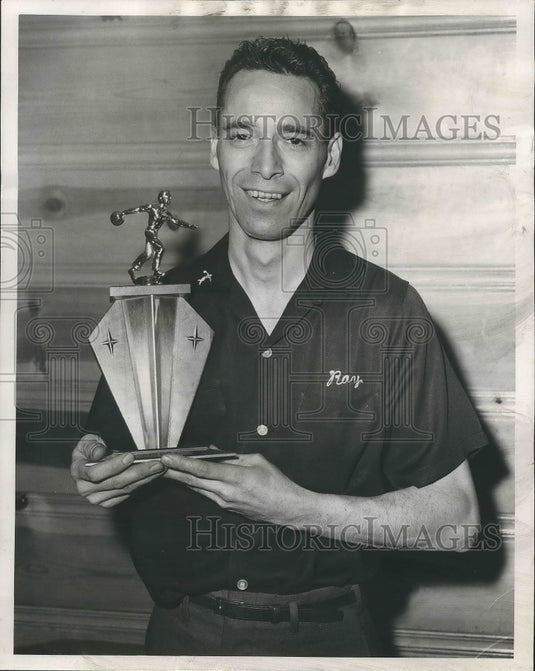 1962 Press Photo Ray Cattoni of Castaways Bowling with Trophy - nef64052