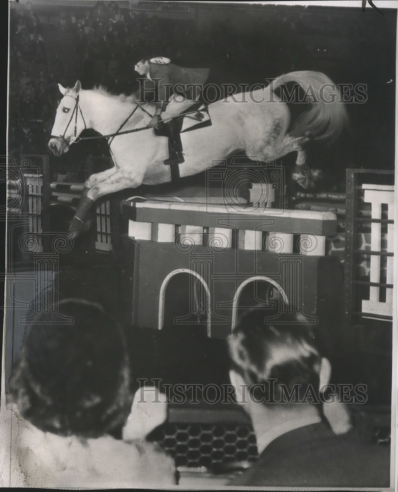 1963 Press Photo Hermann Schridde Riding &quot;Karmerad&quot; at National Horse Show- Historic Images