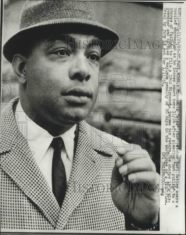 1965 Press Photo Baseball Player Earl Battey Leaving Court, St. Paul, Minnesota
