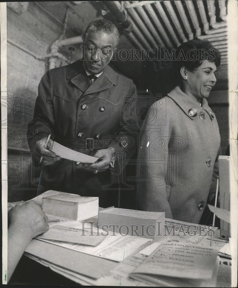 1970 Press Photo Ralph Metcalfe & Wife Cast 1st Congressional Primary Votes