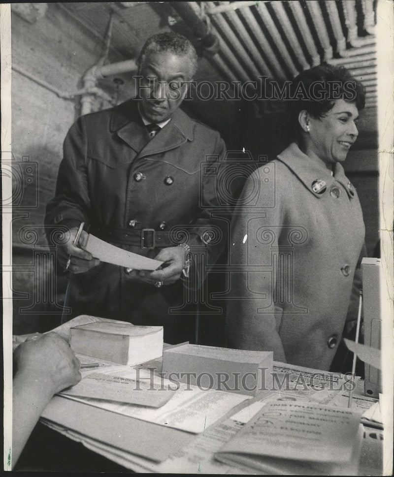 Load image into Gallery viewer, 1970 Press Photo Ralph Metcalfe &amp; Wife Cast 1st Congressional Primary Votes
