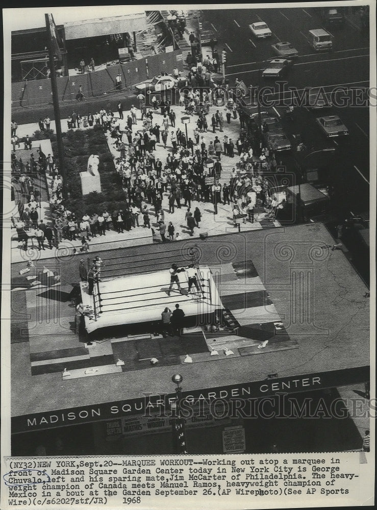 1968 Press Photo George Chuvalo working out atop a marquee in Madison Square- Historic Images