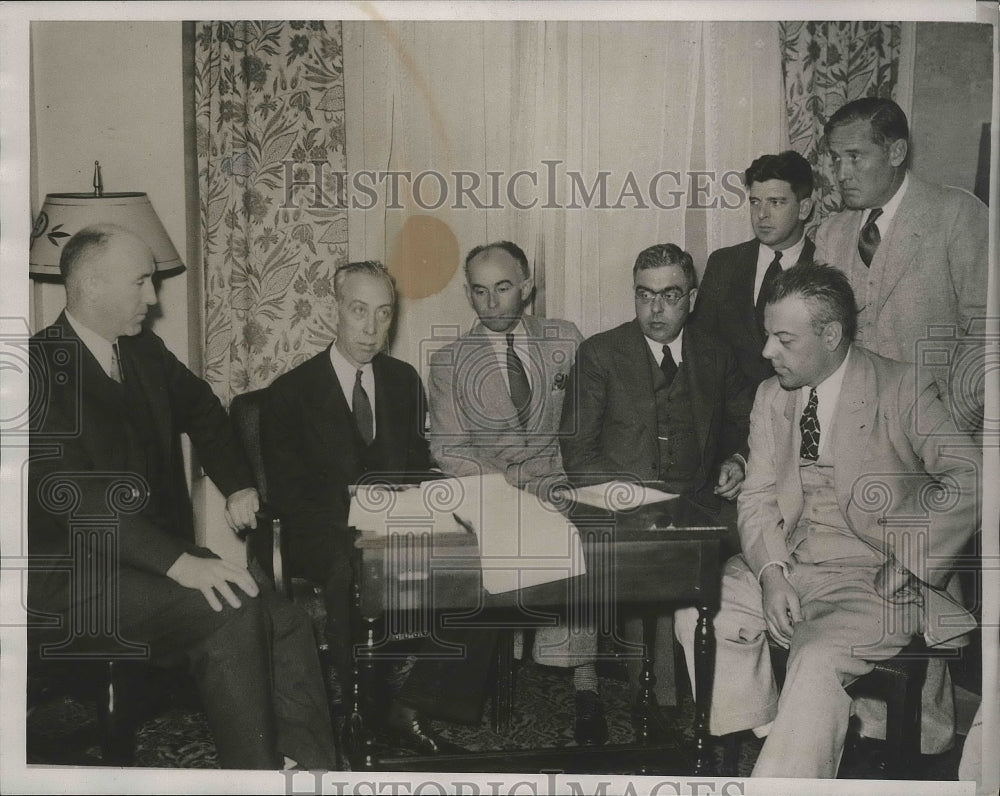 1935 Press Photo Federal Bureau Officials investigates Air Liner Crash