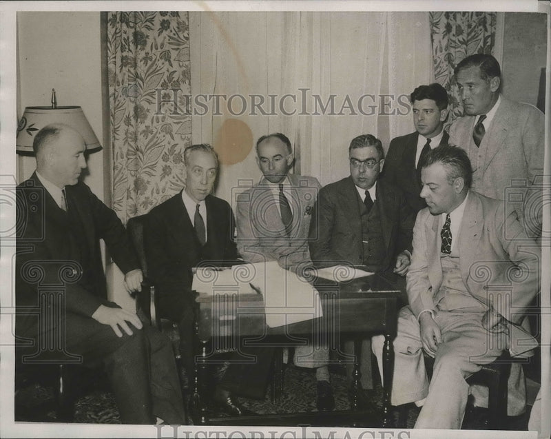 Load image into Gallery viewer, 1935 Press Photo Federal Bureau Officials investigates Air Liner Crash
