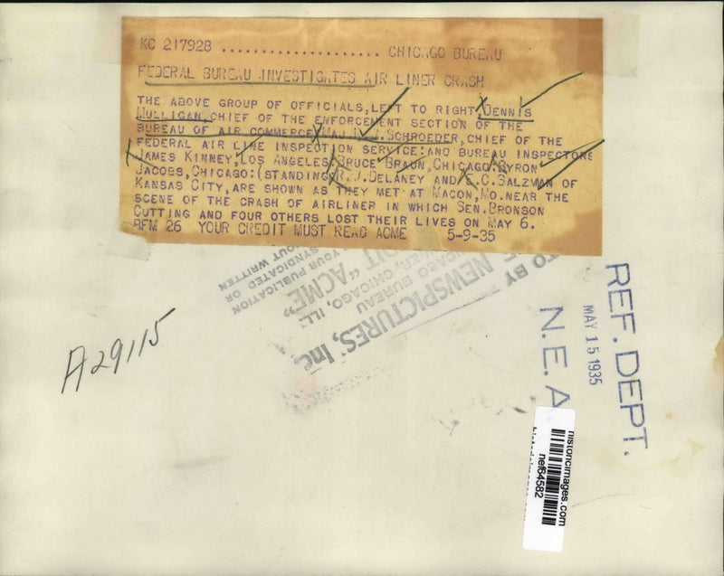 Load image into Gallery viewer, 1935 Press Photo Federal Bureau Officials investigates Air Liner Crash
