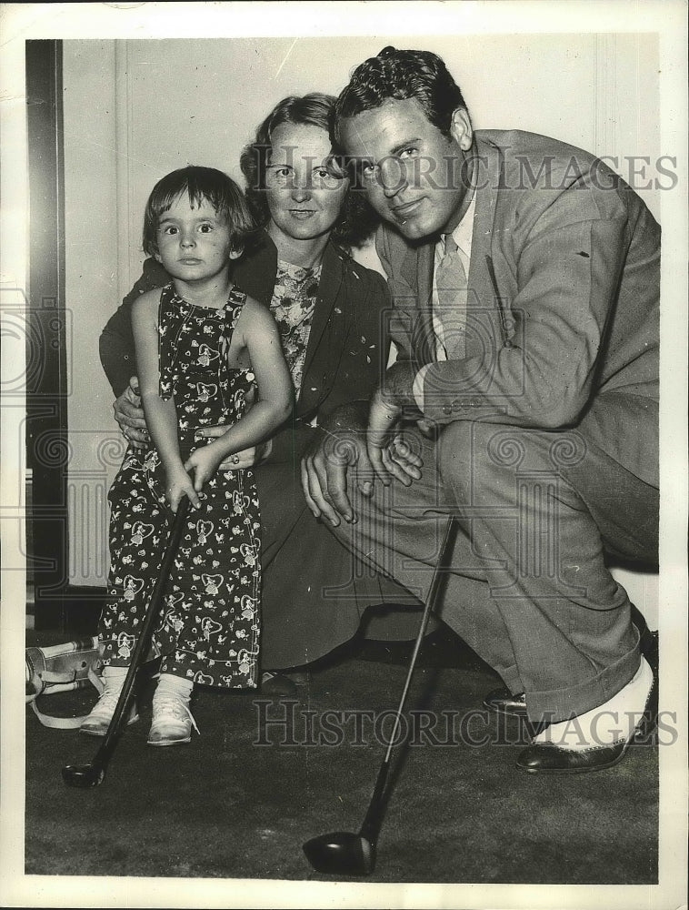 Load image into Gallery viewer, 1937 Press Photo Golfer Ralph Guldahl, Wife &amp; Son Buddy at Home, New York
