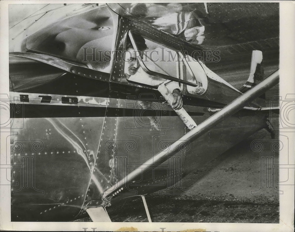 1949 Press Photo Pilot Stan Moore Ready to Take Off on His Aerial Paper Route