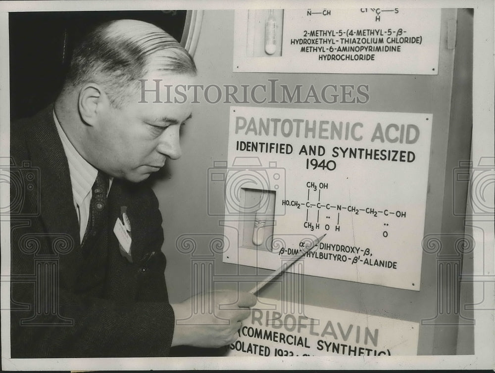 1940 Press Photo C.R. Addinac with Pantothenic Acid Chart at AAAC Convention- Historic Images