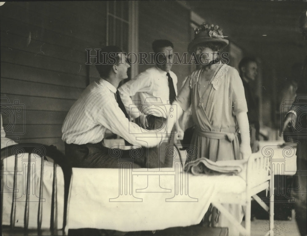 1922 Press Photo Mrs Harding Visiting Wounded Men in Walter General Hospital