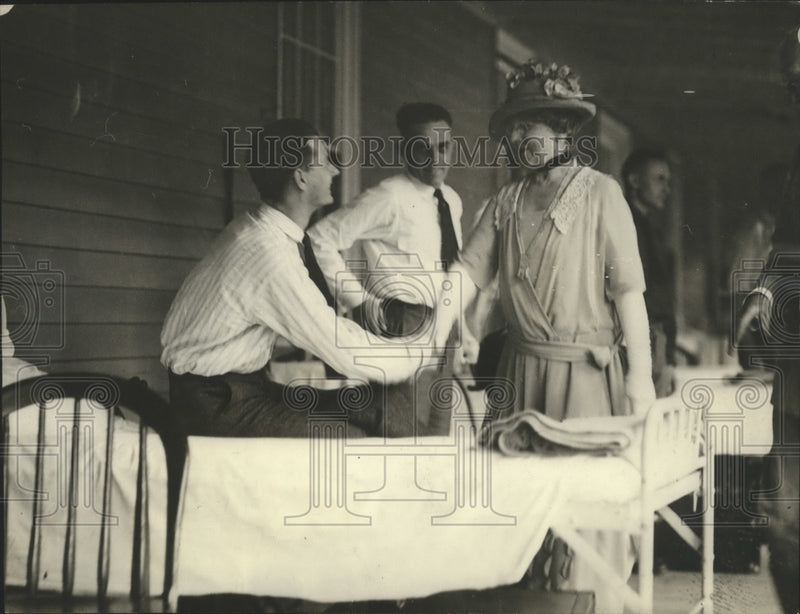 Load image into Gallery viewer, 1922 Press Photo Mrs Harding Visiting Wounded Men in Walter General Hospital
