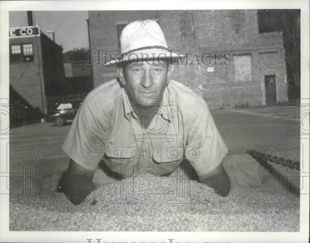 1958 Press Photo Unknown Man/Farmer Showing Wheat- Historic Images