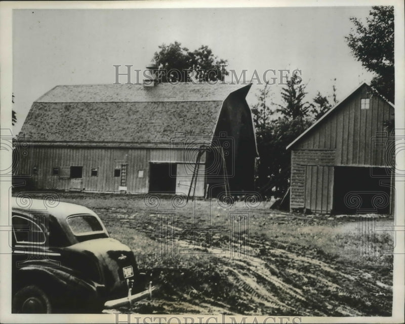Load image into Gallery viewer, 1939 Press Photo Two of the Barns on the 388-Acre Farm Leased by Harry L Hopkins
