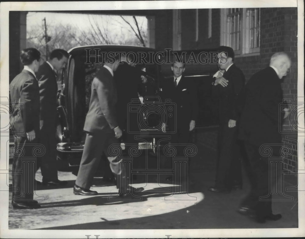 1941 Press Photo Some 1,000 People Crowded Around Kansas City Mortuary- Historic Images